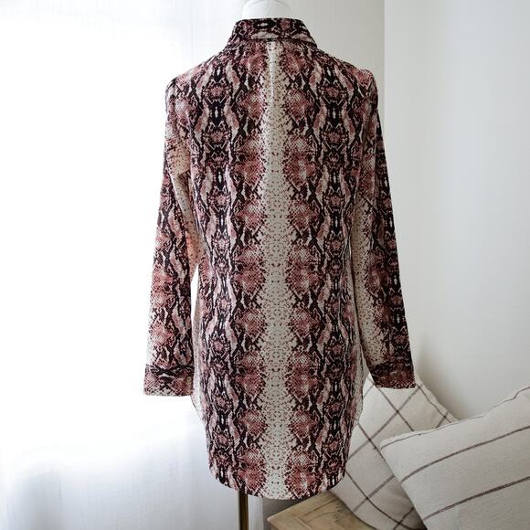 BCBGMAXAZRIA Animal print button-down top size XS - Picture 4 of 4